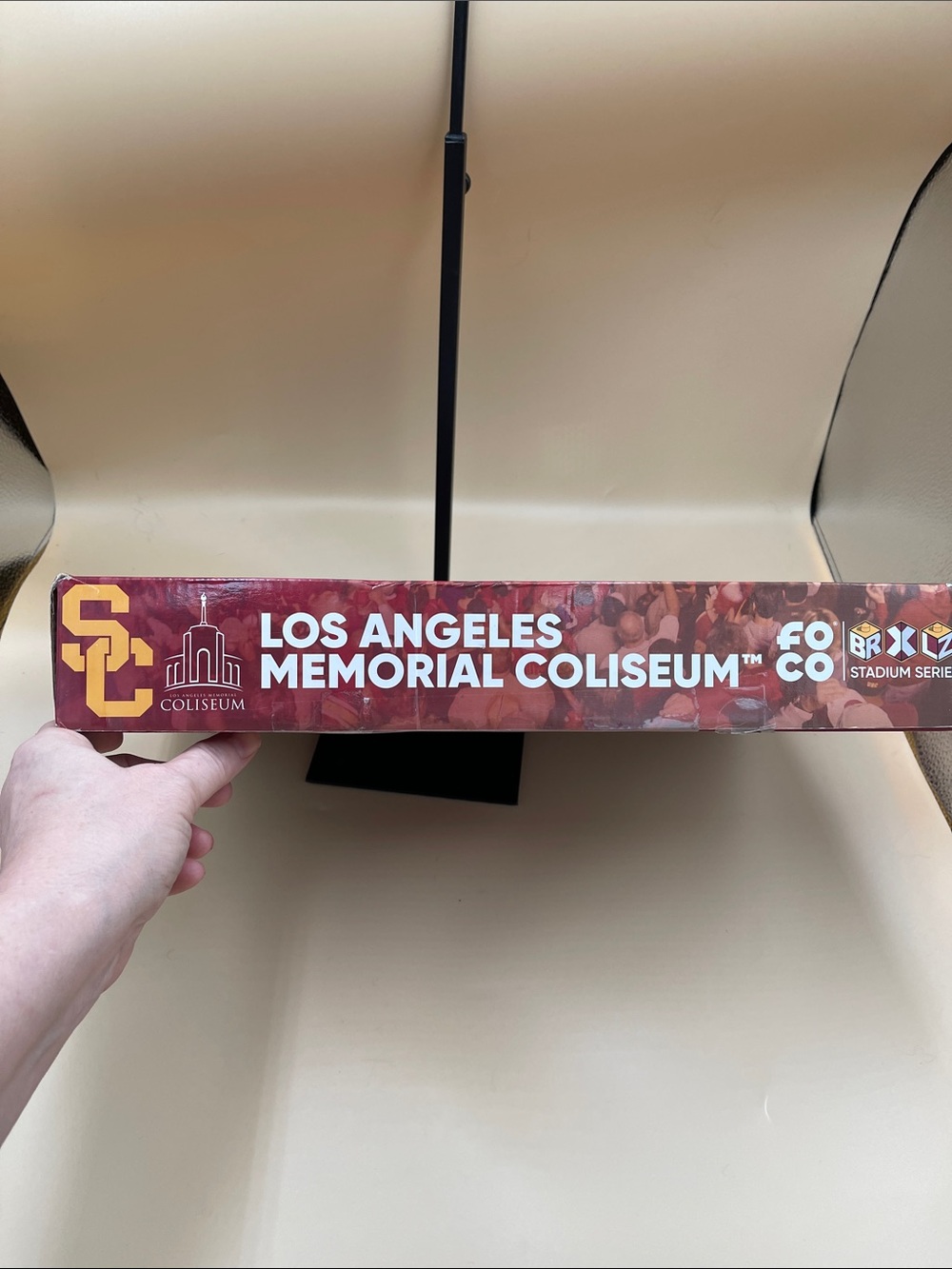 FOCO BRXLZ Los Angeles Memorial Coliseum Stadium Series Building Set - Red/White - Picture 4 of 8
